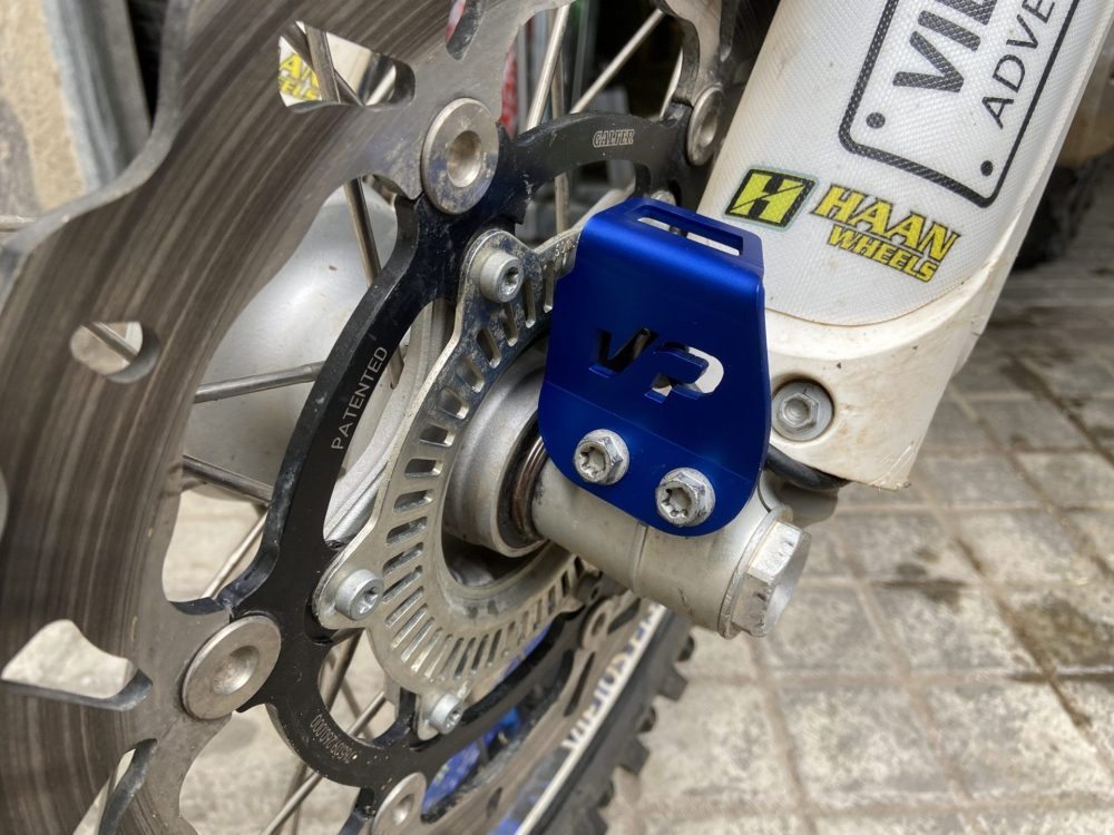 Protector sensor ABS delantero Husqvarna 701