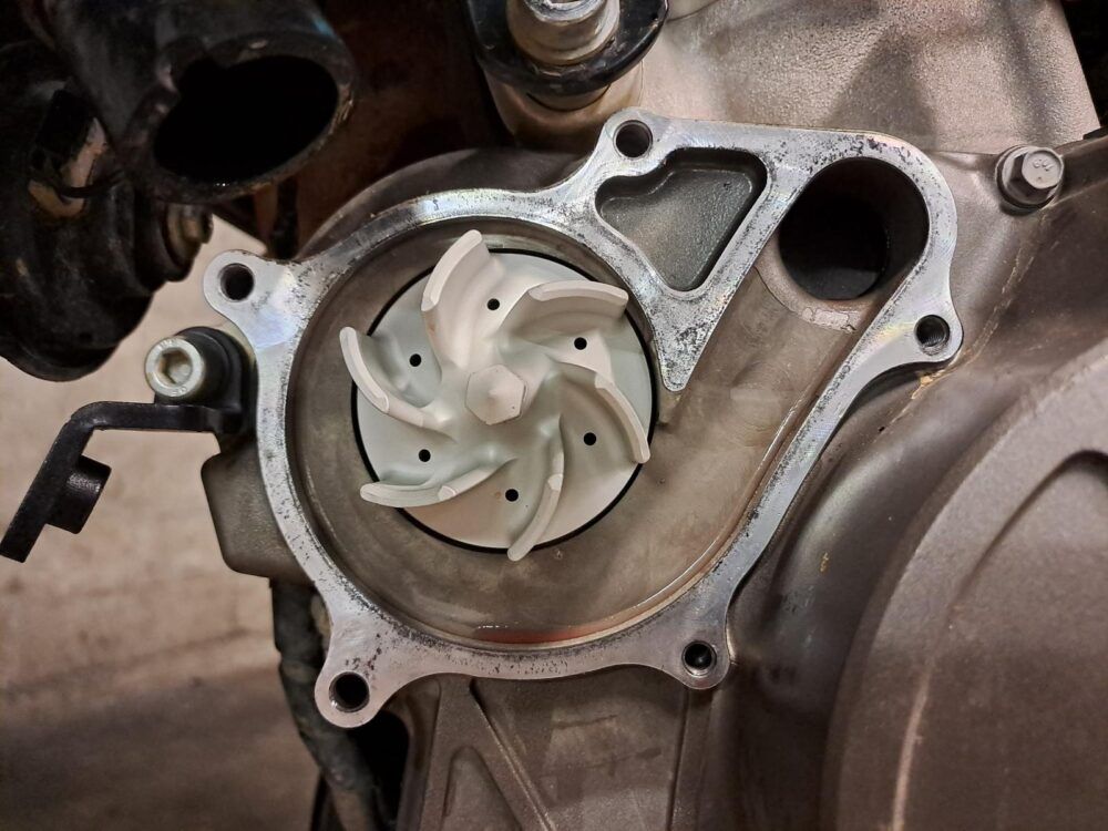 Bomba de agua sobredimensionada Aprilia Tuareg 660 by Ambro Racing